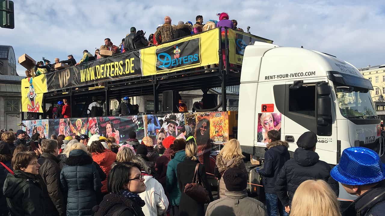 Impression vom Karneval 2017 in Berlin, Paradetruck für Deiters