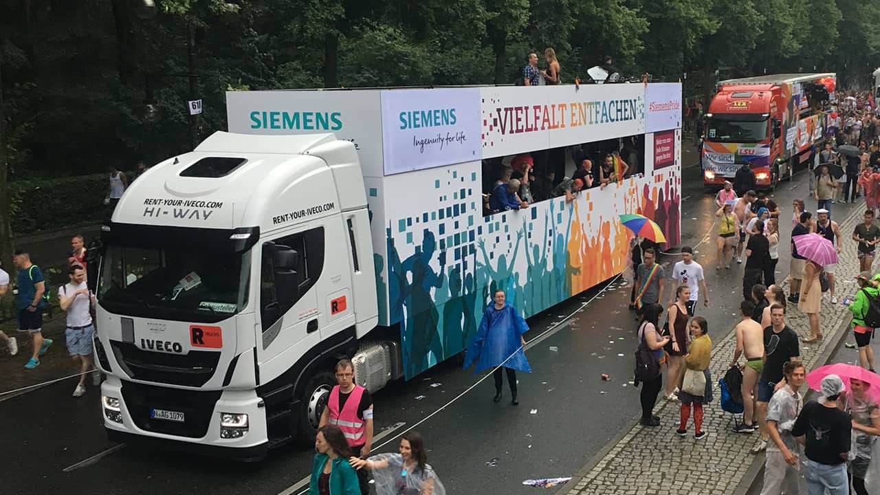 Paradetruck für Siemens beim Christopher Street Day in Berlin 2017